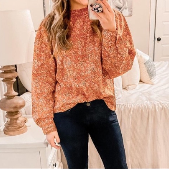 FIRM! NEW! Burgundy Floral Print Darted Shoulder Top - Picture 4 of 4